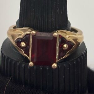 Elegant Gold and Red Gemstone Ring